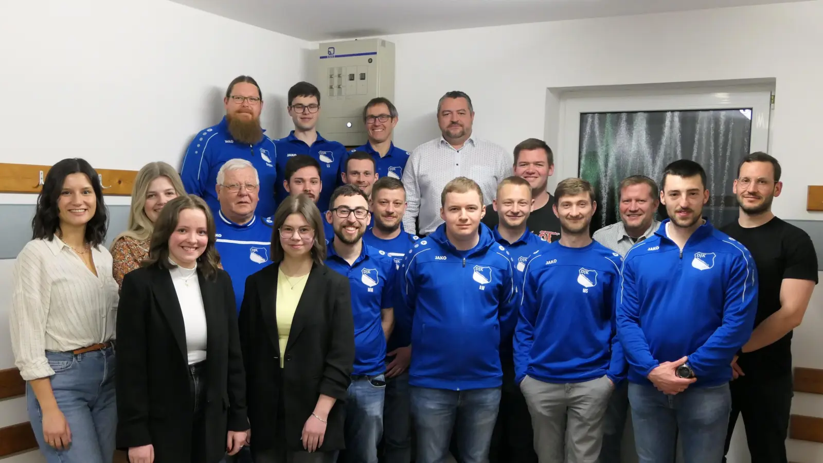 Obere Reihe (von links nach rechts): Thomas Rauch, Lukas Schönl, Reinhard Lindner, Bastian Wild<br>untere Reihen (von links nach rechts): Laura Schmid, Sophia Graf, Lilly Zimmermann, Bernhard Rothmeier, Alexa Hösl, Sebastian Zahner, Maximilian Meindl, Florian Schmid, Alexander Meindl, Andreas Weinzierl, Tobias Knorr, Johannes Wildenauer, Markus Stahl, Manuel Holzgartner, Hannes Reis, Josef Zimmermann. (Bild: Andreas Weinzierl)