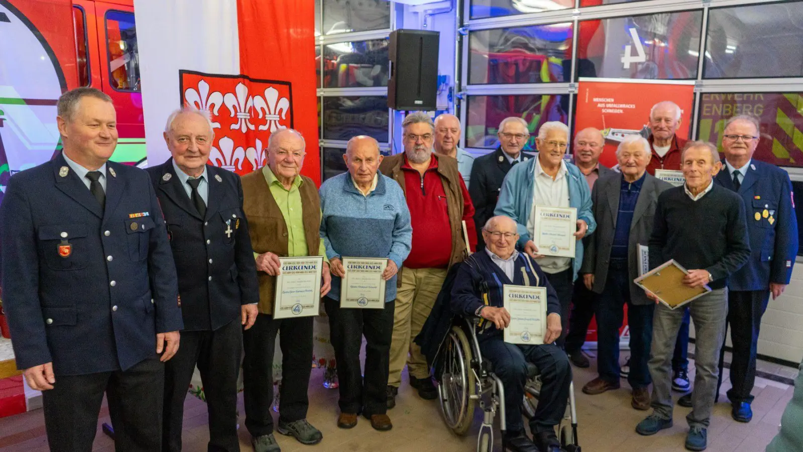 von links 2.Vorstand Norbert Gräml, Jubilare die für langjährige Vereinszugehörigkeit geehrt wurden, 1.Vorstand Hans König. (Bild: Phillipp Bublitz)