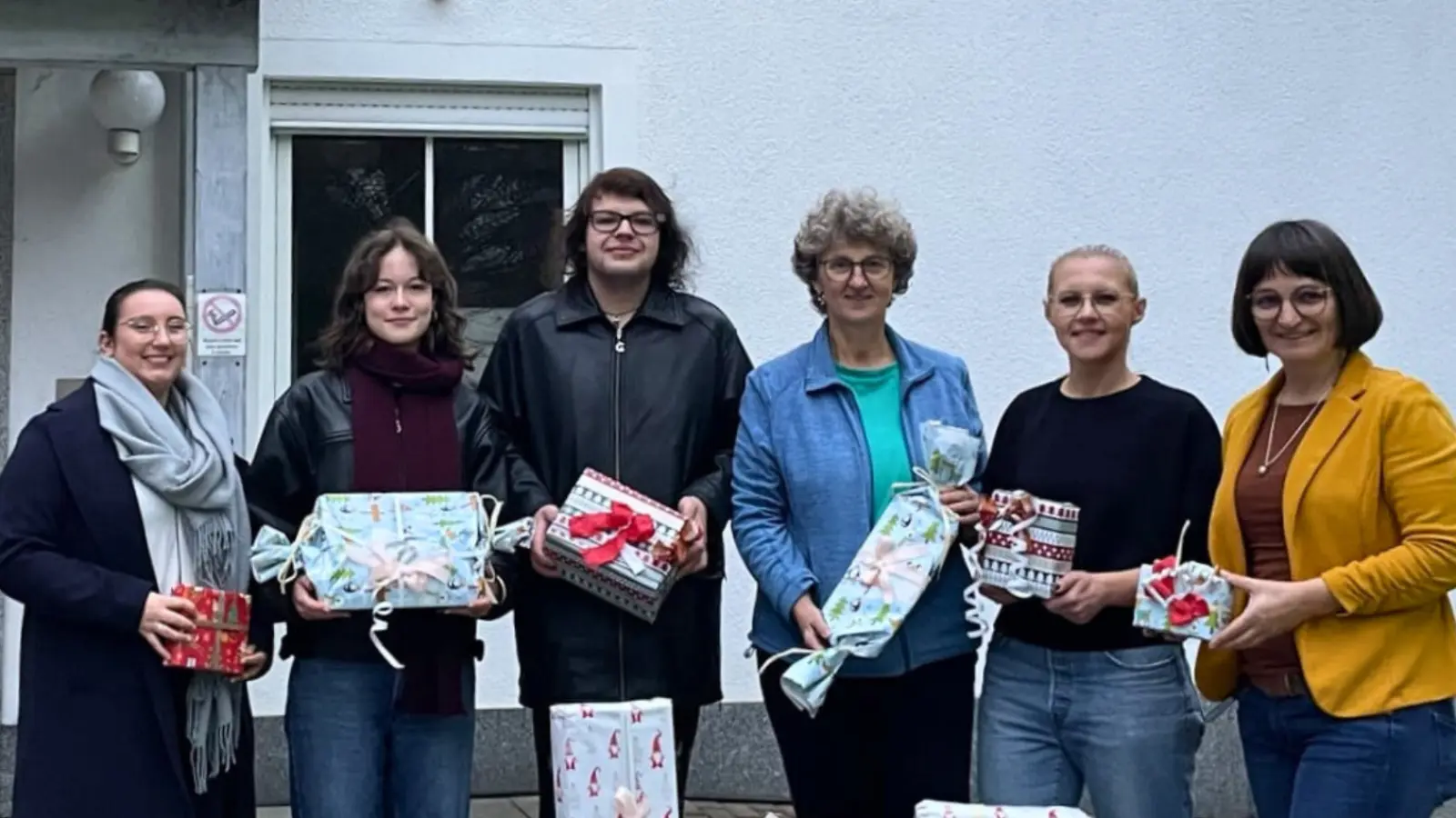 Die Linke Oberbürgermeisterkandidatin Robyn Arnold (3.Person von Links), übergibt gemeinsam mit Mitgliedern der Linken, Geschenke an Mitarbeitende im Frauenhaus in Weiden (Bild: Enikö Nagy)