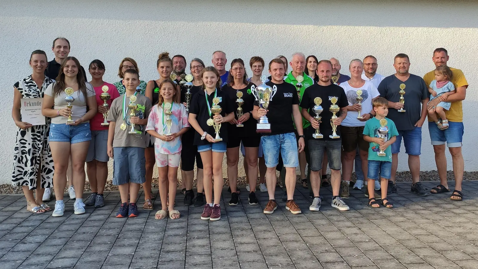 hinten: zweiter v. links: Thomas Wild; dritter von rechts Bürgermeister Markus Bauriedl (Bild: Franz Wagner)