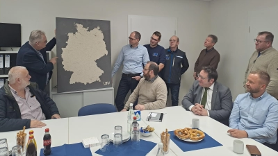 Michael Lobenhofer informiert die anwesenden Gäste über die Fa. LBU. (Bild: Daniel Sandner)