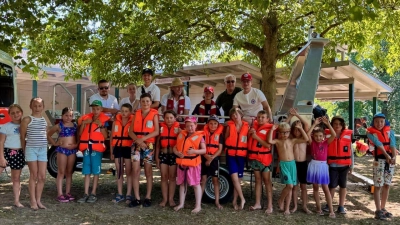 Gruppenfoto des Ferienprogramms der Wasserwacht Hirschau zusammen mit den Hirschauer Anglerfreunden. (Bild: Karin Berger-Lüßmann)