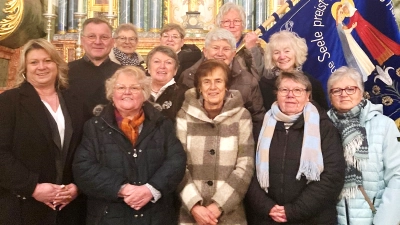 Der neu gewählte Frauenbund des KDFB St. Georg/St. Martin Amberg mit Stadtpfarrer Markus Brunner (Zweiter von links) (Bild: Maria Paulus)