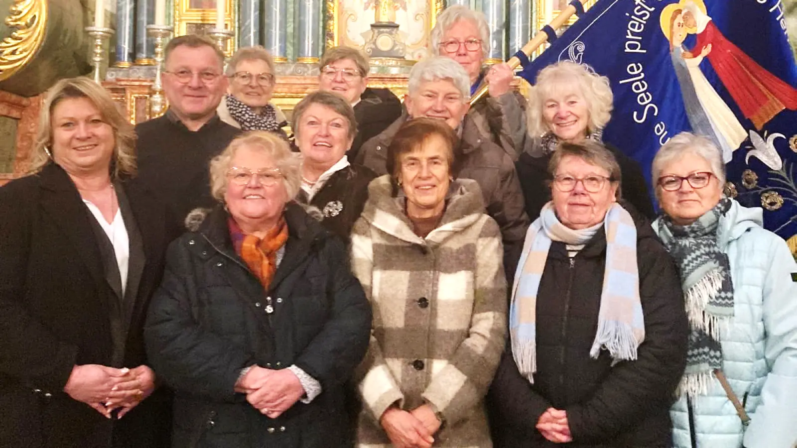 Der neu gewählte Frauenbund des KDFB St. Georg/St. Martin Amberg mit Stadtpfarrer Markus Brunner (Zweiter von links) (Bild: Maria Paulus)