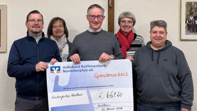 Spendenübergabe an Pfarrer Adam Karolczak (Bild: Carola Ringholz)