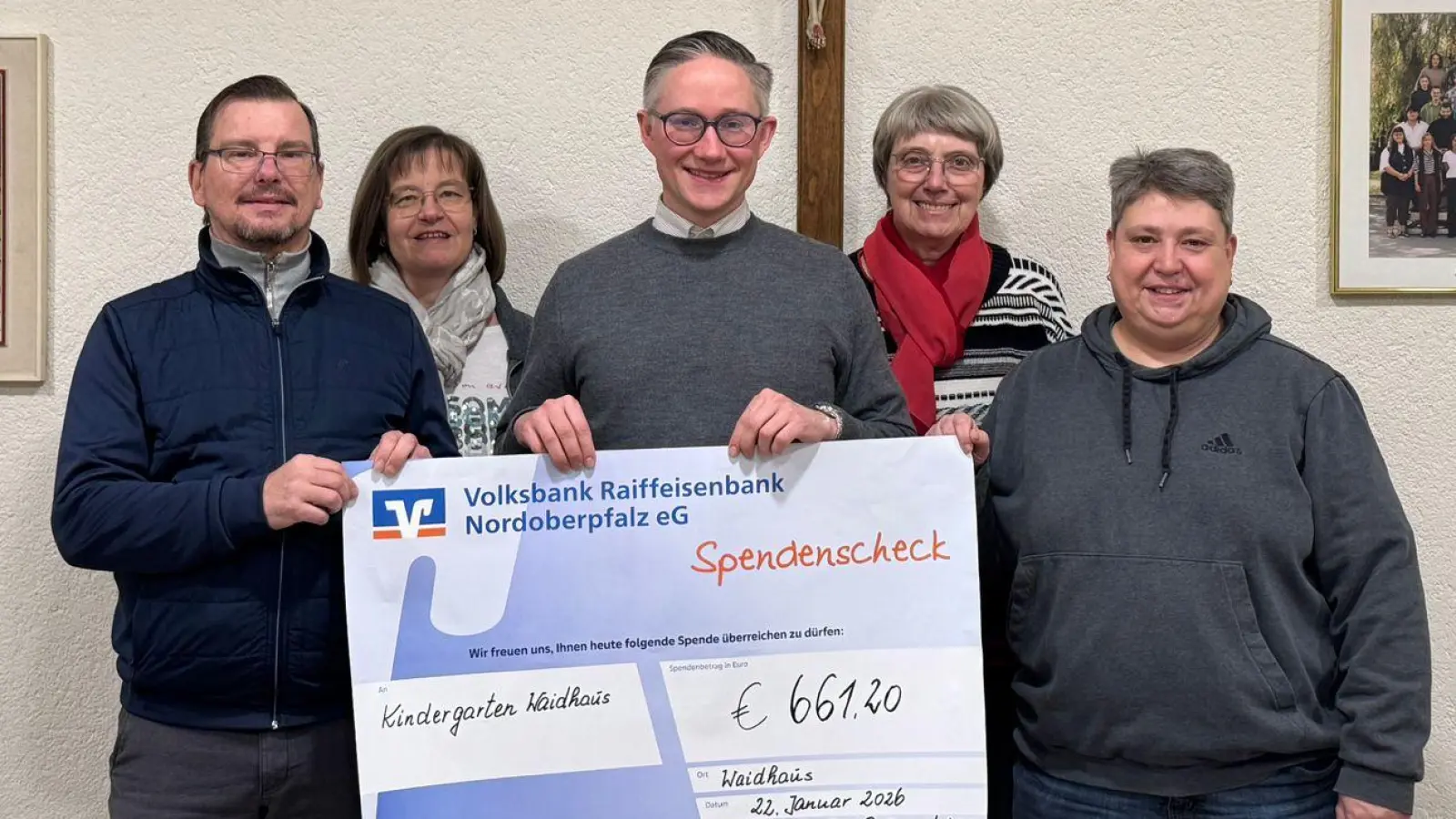 Spendenübergabe an Pfarrer Adam Karolczak (Bild: Carola Ringholz)