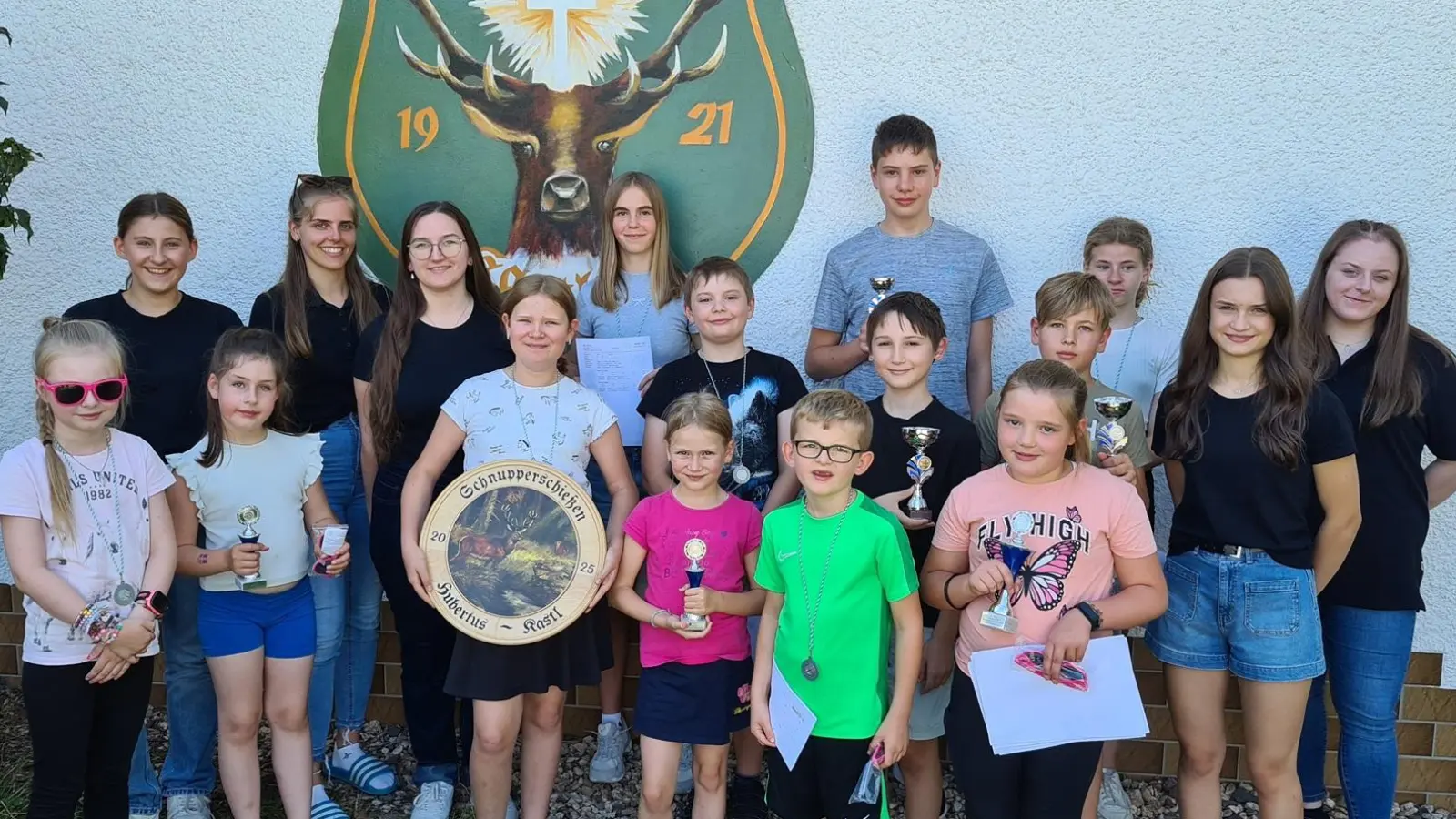 Die Teilnehmer des Schnupperschießens zusammen mit dem Team der Jugendbetreuung – in der Mitte die Siegerin der Schützenscheibe, Emma Schupfner. (Bild: Wolfgang Raps )