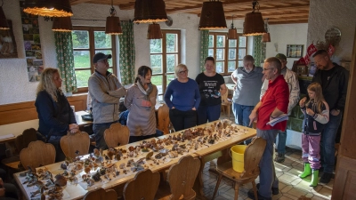 Sachkundige Auswertung der Fundergebnisse im Wanderheim Trauschendorf. (Bild: Sebastian Flaschel)