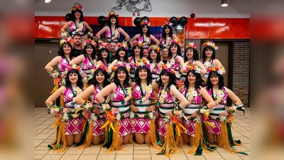 Die Prinzengarde in ihrem Showtanzkostümen zum Thema „Die Auferstehung der Tiki-Götter”. (Bild: Florian Heinl)