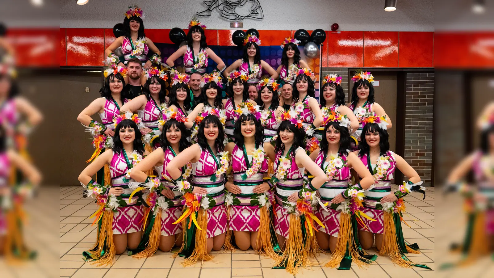 Die Prinzengarde in ihrem Showtanzkostümen zum Thema „Die Auferstehung der Tiki-Götter”. (Bild: Florian Heinl)