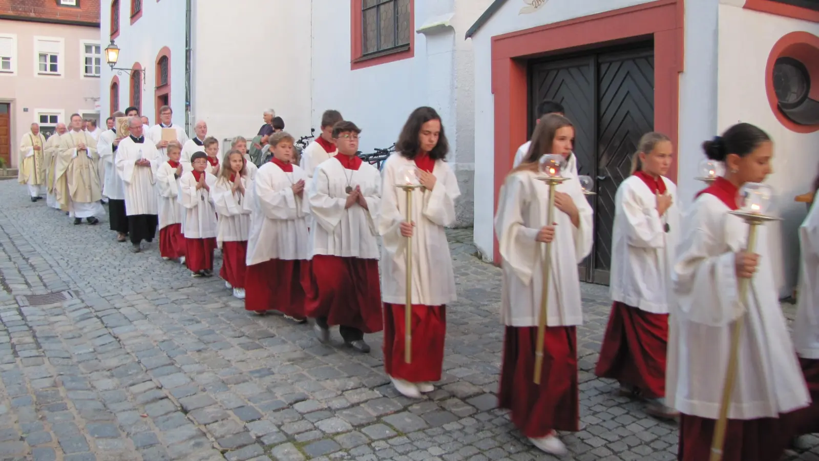 Großer Einzug von Ministranten und Geistlichen zum Dankgottesdienst am 20.09.2025 (Bild: Wolfgang Würl)