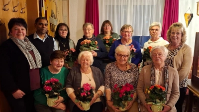 Reihe vorne von links nach rechts: Erna Übelmesser, Helene Heindl, Marianne Weyh, Rosmarie Greger und hintere Reihe von links nach rechts: 2. Bürgermeisterin Christa Bayer, Pfarrer Julius, Dagmar Spörrer, Gunda Schmucker, Sabine Bayer, Paula Bayer, Cornelia Medick, Vorsitzende Anni König (Bild: Alexander Hörl)
