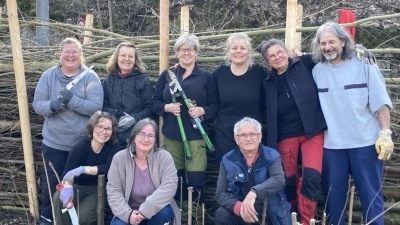MitTäter:Innen nach dem Bau der Totholzhecke. (Bild: Tanja Motzek)