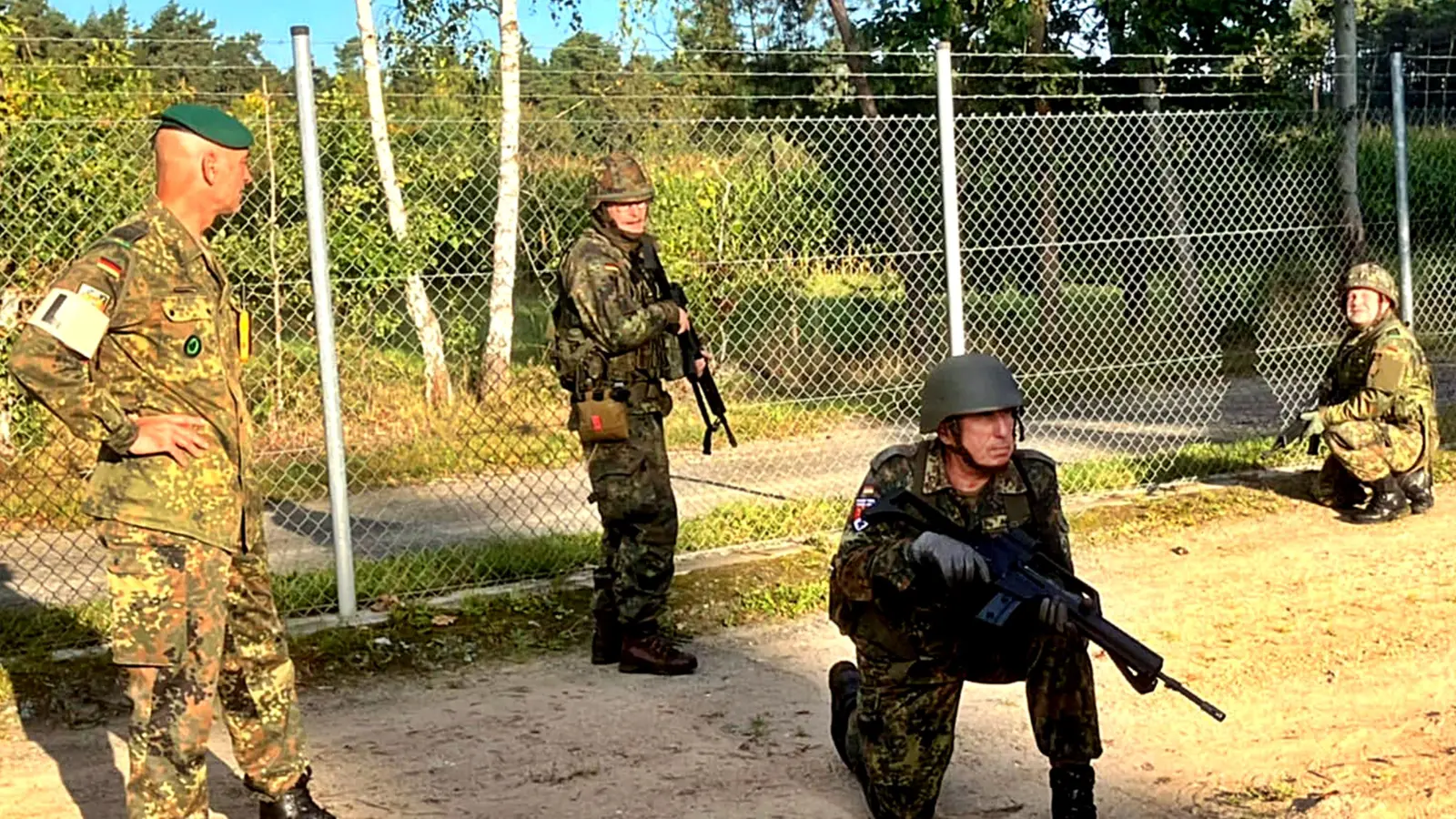 18 Reservisten trainierten in der Major-Radloff-Kaserne für ihre künftigen Aufgaben und einer kommenden Militärpatrouille. (Bild: Hauptfeldwebel d. R. Hartmut Schütze)