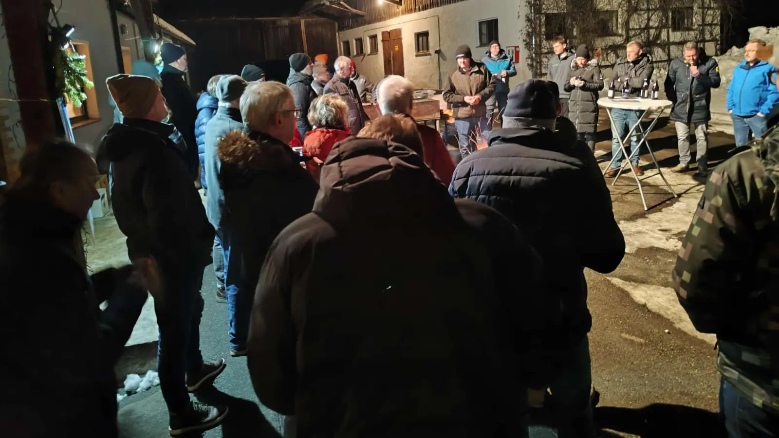 Wintergrillen, Innenhof Gasthaus Haas Schleißdorf. (Bild: Barbara Gerl)