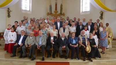 Dankbarkeit, Freude und Vertrauen auf Gottes Segen prägten den Festgottesdienst. Hans Braun und Siegfried Stark (sitzend 4. und 5. von links) konnten das seltene 80-jährige Kommunionjubiläum feiern. (Bild: Siegfried Bock)