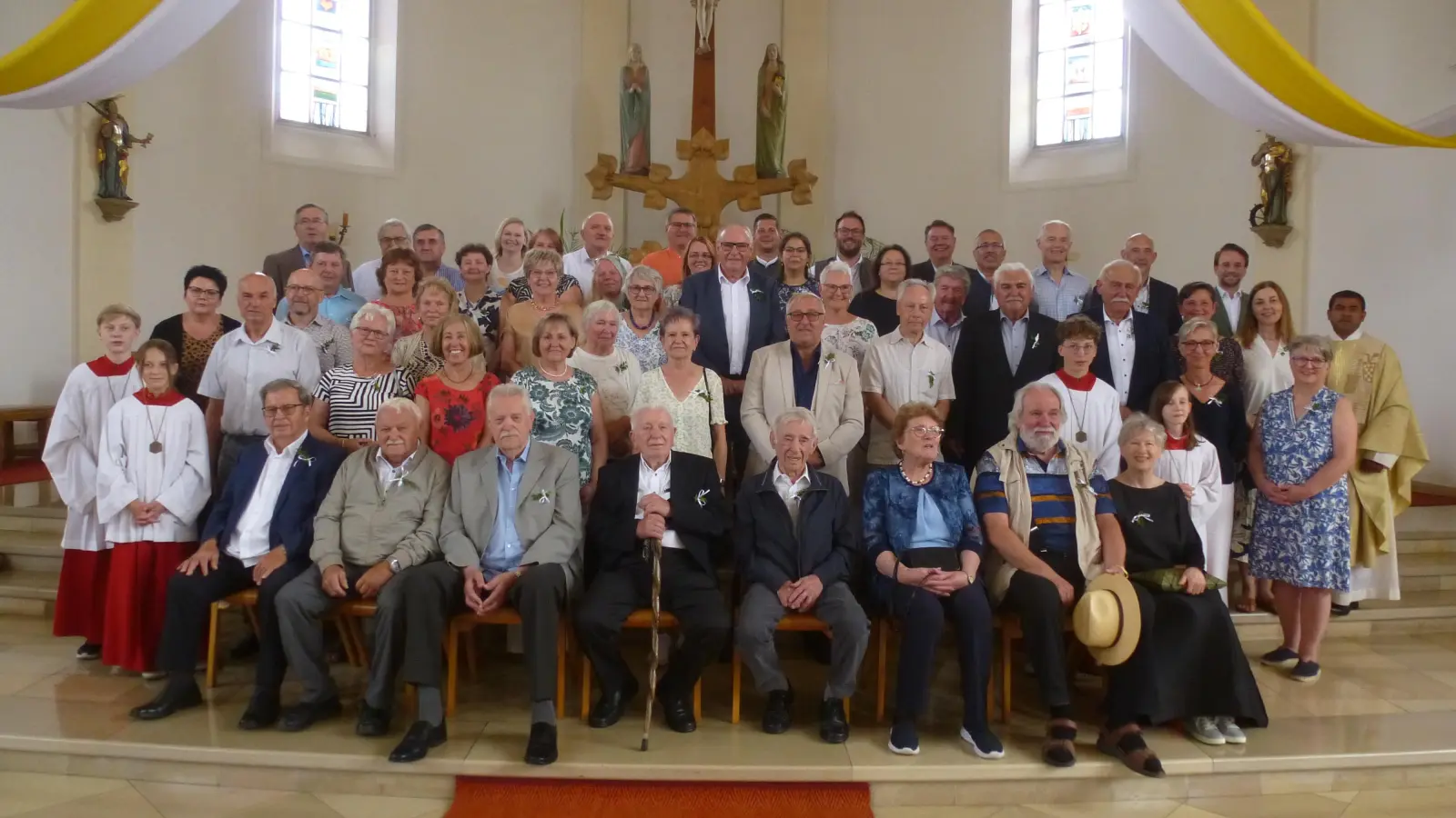 Dankbarkeit, Freude und Vertrauen auf Gottes Segen prägten den Festgottesdienst. Hans Braun und Siegfried Stark (sitzend 4. und 5. von links) konnten das seltene 80-jährige Kommunionjubiläum feiern. (Bild: Siegfried Bock)