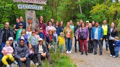 Herr Pater Joseph (sitzend vorne links), und Herr Pfarrer Martin (vierter von rechts) begleiteten die Teilnehmer rund um den Waldlehrpfad.  (Bild: Maria Beer )