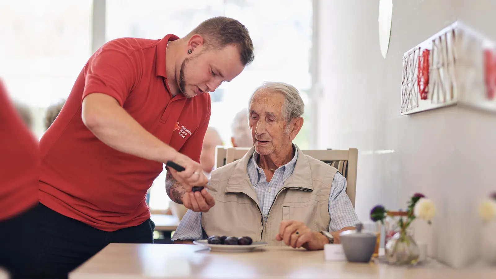 Am 12. Januar 2026 startet beim BRK Kreisverband Weiden und Neustadt/WN ein neuer Lehrgang „Helfer*in in der Pflege (m/w/d)”. (Bild: Willing-Holtz Fotografie)