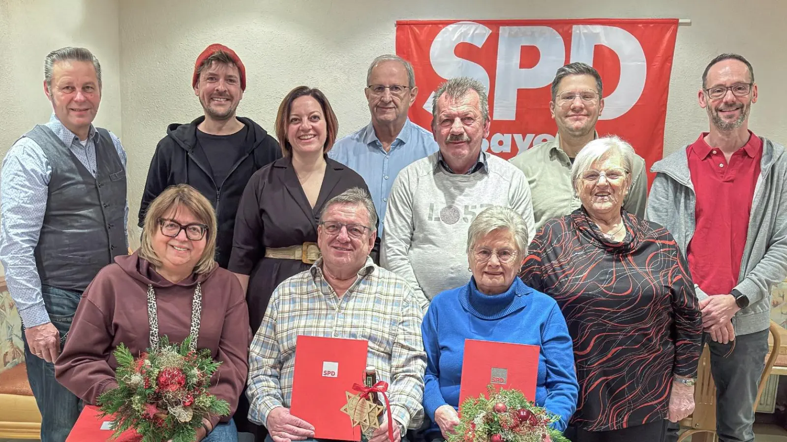 Mitgliederehrung bei SPD OV Windischeschenbach. Sitzend v. li: Silvia Zeitler, Robert Friedrich, Hanna Hampl, stehend v.li: Frank Brünnig, Tobias Wachter, Katja Stessmann, Kurt Giehl, Josef Meyer, Matthias Eigner, Angela Erfurt, Kai Simon. (Bild: Tobias Wachter)