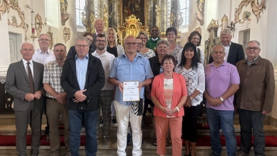 auf dem Bild sind v.v.li.: Peter König, Helmut Wopperer, Hans Richtmann, Johannes Bamberger, Walburga Heinl, Heidrun Pinzer, Walter Pirner, Martin Englmann. 2.Riehe v.li.: Hans Heining, Uschi Malzer, Max Pirner, Sebastian Daubner, Maria Riedl, Gabi Hawranek, Martin Greger. Hintere Reihe v.li.: PGSpr. Robert Bauer, Anja Schulte, Monika Müller, Pfarrer Julius Johnrose, Veronika Dumler (Bild: Alexander Hörl)