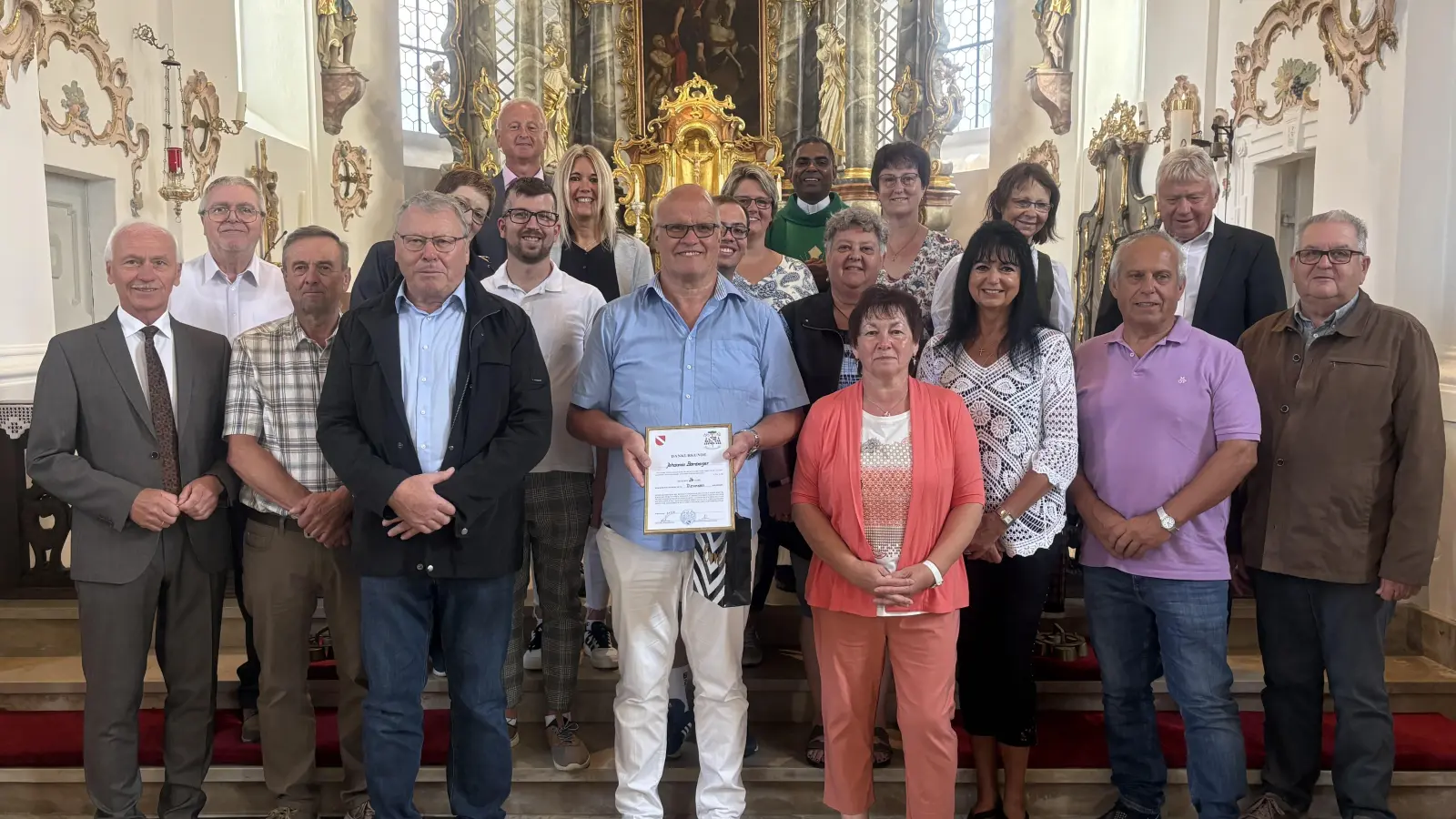 auf dem Bild sind v.v.li.: Peter König, Helmut Wopperer, Hans Richtmann, Johannes Bamberger, Walburga Heinl, Heidrun Pinzer, Walter Pirner, Martin Englmann. 2.Riehe v.li.: Hans Heining, Uschi Malzer, Max Pirner, Sebastian Daubner, Maria Riedl, Gabi Hawranek, Martin Greger. Hintere Reihe v.li.: PGSpr. Robert Bauer, Anja Schulte, Monika Müller, Pfarrer Julius Johnrose, Veronika Dumler (Bild: Alexander Hörl)