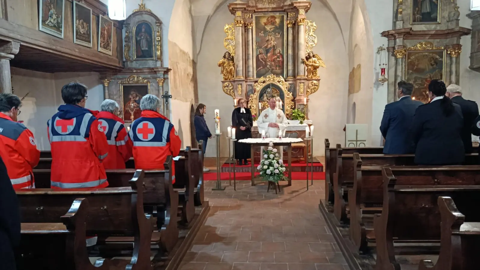 Die beiden Geistlichen beim Gottesdienst. (Bild: Heinrich Rewitzer)
