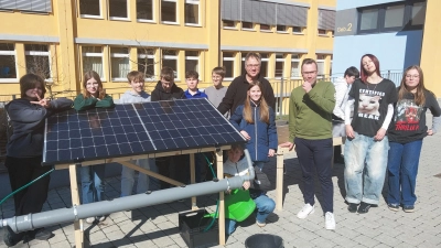 Stolz präsentieren die Schülerinnen und Schüler die selbst gebaute Hydroponik-Anlage. (Bild: Ramon Gomez-Islinger)