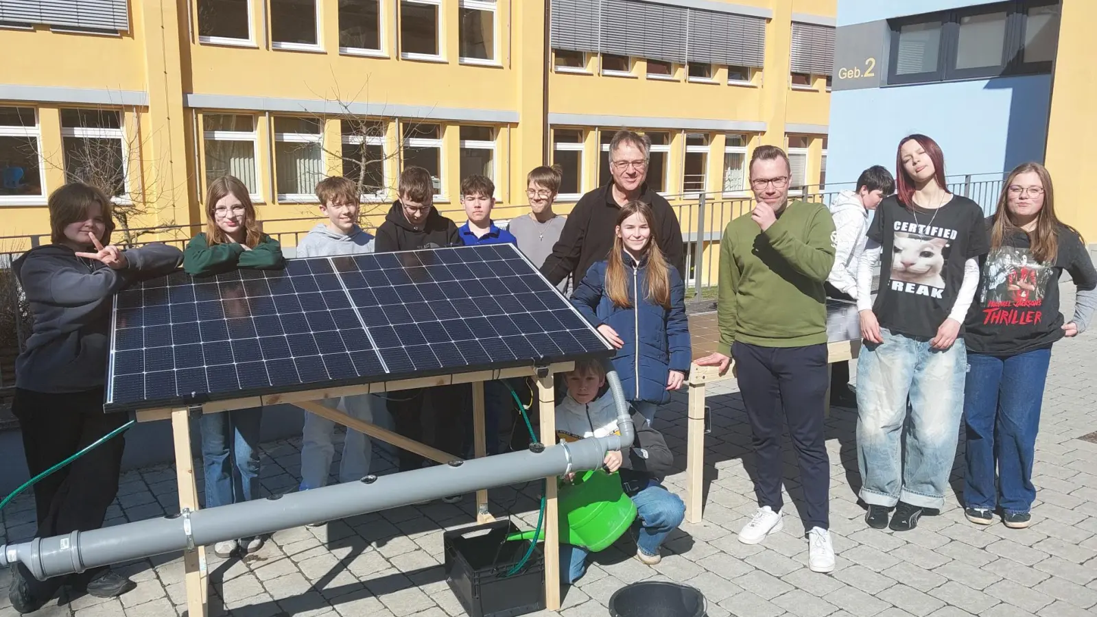 Stolz präsentieren die Schülerinnen und Schüler die selbst gebaute Hydroponik-Anlage. (Bild: Ramon Gomez-Islinger)