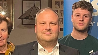 Die neugewählte Vorstandschaft mit dem wiedergewählten Vorsitzenden Hans Süß (4. von rechts), Bürgermeisterkandidat Maximilian Graf (Bildmitte), MdB Susanne Hierl (2. von links, der Listenkandidation der CSU zu den Bundestagswahlen Birgit Barth und MdL Harald Schwartz (rechts hinten) (Bild: Norbert Weis)