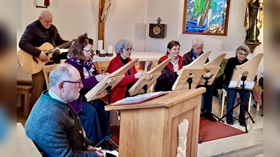 Diakon Peter Bublitz mit der Veeh-Harfengruppe. (Bild: Jürgen Hofmann)