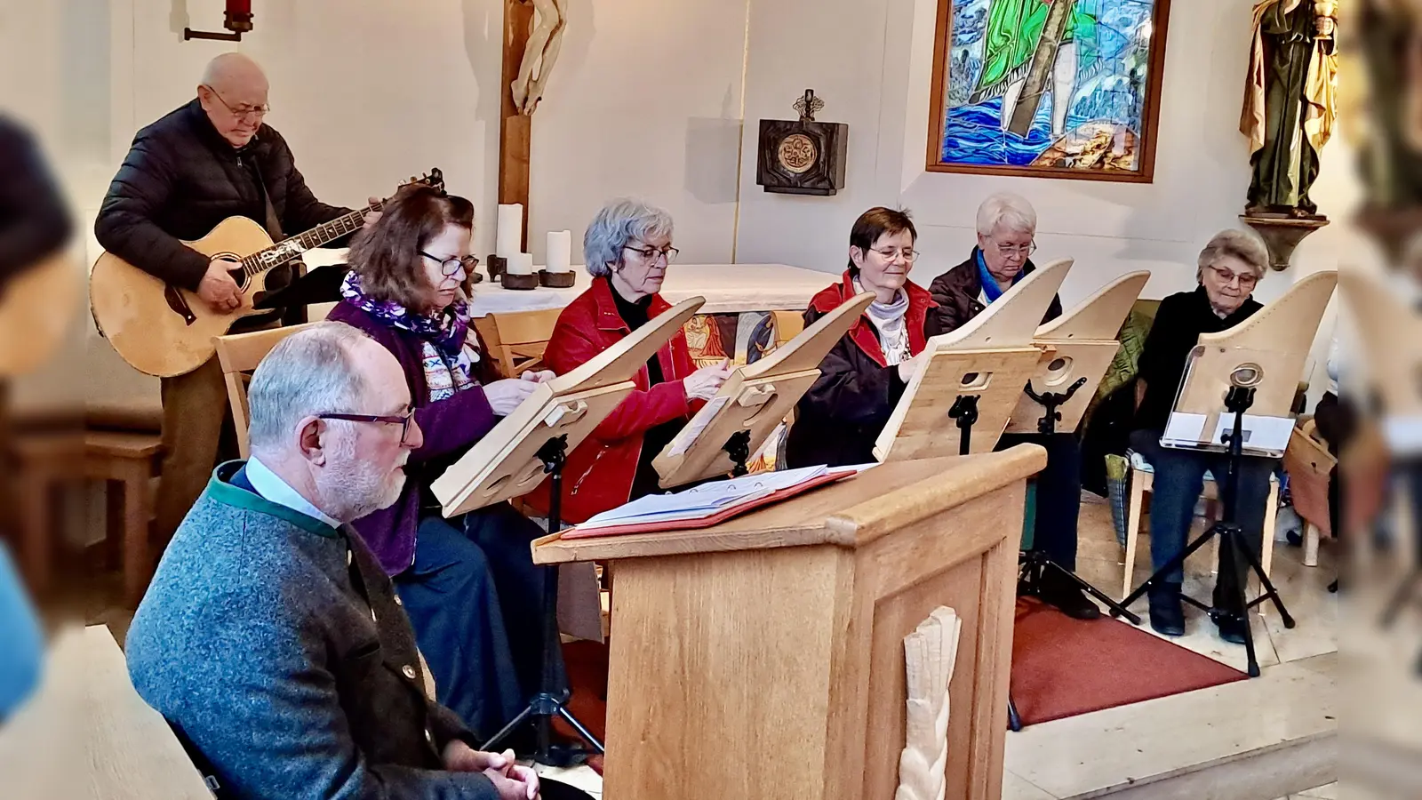 Diakon Peter Bublitz mit der Veeh-Harfengruppe. (Bild: Jürgen Hofmann)