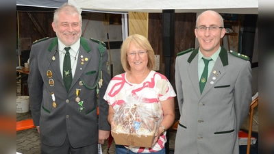 Schützenmeister Werner Grünthaler mit Gewinnerin Anita Himmelhuber und seinem Stellv. Markus Siegert bei der Preisverleihung (Bild: Erwin Kolb)