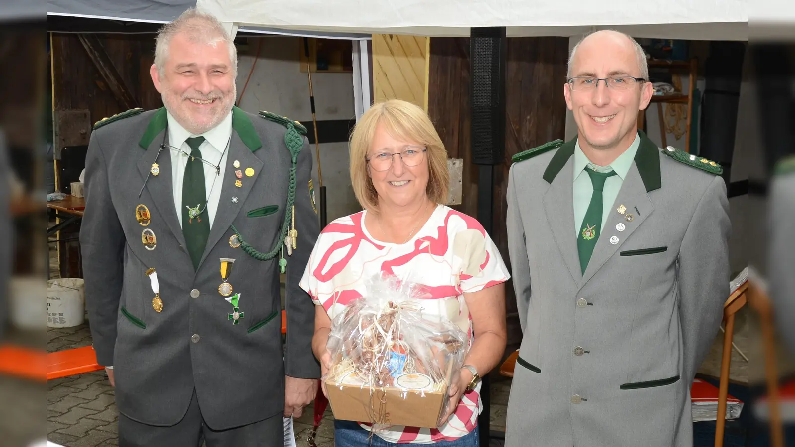 Schützenmeister Werner Grünthaler mit Gewinnerin Anita Himmelhuber und seinem Stellv. Markus Siegert bei der Preisverleihung (Bild: Erwin Kolb)