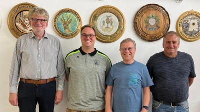 Von links nach rechts: 1. Schützenmeister Dr. Johann Kaußler mit 1. Schießleiter Lukas Spachtholz (2. Platz), Reinhold Eichler (1. Platz), Peter Spies (3. Platz) (Bild: Patrick Burger)
