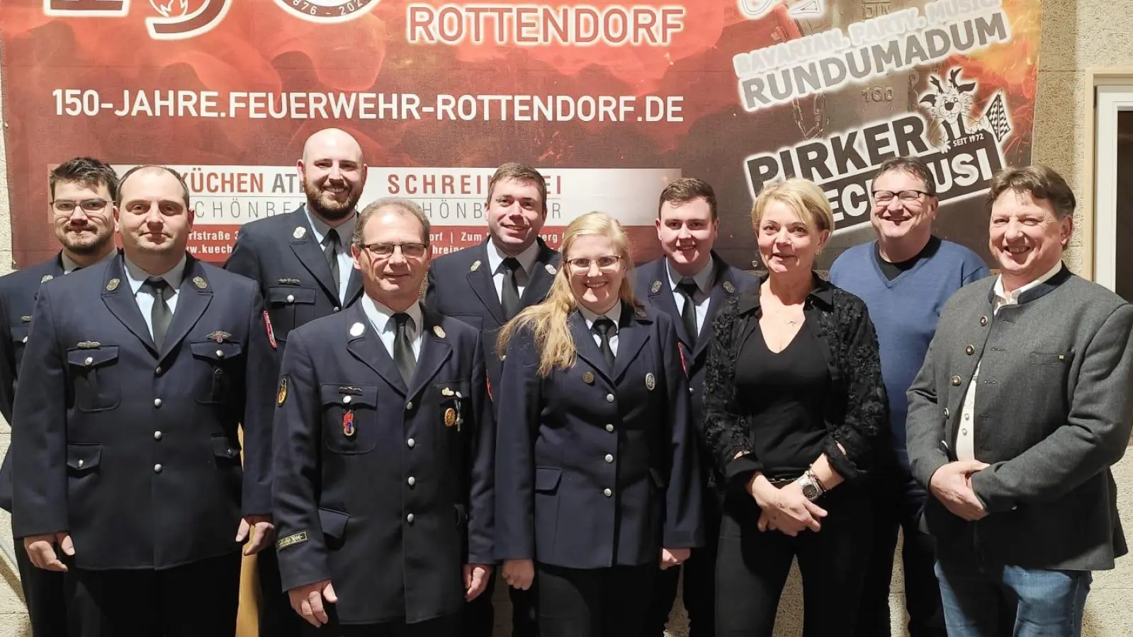 Von links: Jugendwart Robert Weich, 2. Vorstand Matthias Neidl, 1. Kommandant Thomas Fronhofer, 2. Kommandant Simon Weikmann, 1. Vorstand Helmut Ries, 1. Schriftführer Katrin Schönberger, 2. Kassier Petra Koch, Korbinian Birner, 1. Kassier Werner Schönberger, 2. Bürgermeister Andreas Altmann (Bild: Katrin Schönberger)