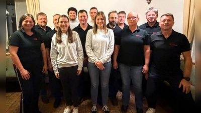 Vorständin Barbara Eichinger (Mitte) und Festleiter Hans Schwendner (rechts) mit dem Festausschuss. (Es fehlen Jürgen Süß und Manfred Schafbauer) (Bild: Hans Schwendner)