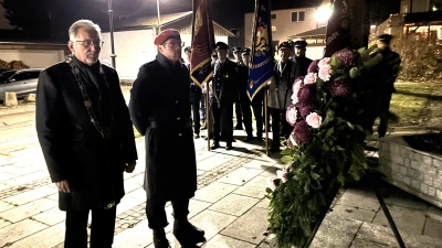 Bürgermeister Josef Hammer und Major Marcus Ressel legen am Ehrenmal einen Kranz nieder.  (Bild: Ernst Frischholz)