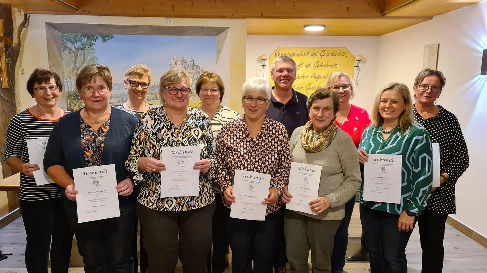 Der Frauenbund Parkstein hat treue Mitglieder: (von links:) Angela Hösl, Andrea Bäumler, Karin Zankl, Rosi Kastner, Elisabeth Heinl, Ingrid Senft, 1. Bürgermeister Reinhard Sollfrank, Rosa Spiegl, 1. Vorsitzende Cornelia Schreffl, Tanja Schraml, Elisabeth Dütsch.<br><br> (Bild: Cornelia Schreffl/exb)