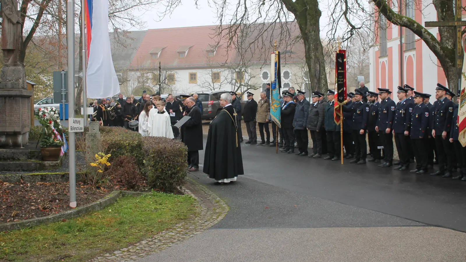 Erstmals ohne Abordnung einer Bundeswehr-Partnereinheit beging die Gemeinde Speinshart den Volkstrauertag. Die musikalische Begleitung von Gottesdienst und Gedenkakt übernahm zum 43. Mal die Musikkapelle Creußen. (Bild: Bernhard Piegsa)
