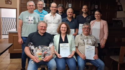 Auf dem Foto hintere Reihe von links nach rechts: stellv. Vorsitzender Peter Kick, 2. Bürgermeister Josef Maier, Ortsvorsitzender Florian Meißner, 1. Bürgermeister Uli Münchmeier, Siegfried Wildenauer, Josef Braun, Stadträtin Franziska Braun.<br>Vordere Reihe von links nach rechts: Hans Bayerl, Paula Herrmann, Konrad Zitzmann. (Bild: Florian Meißner)