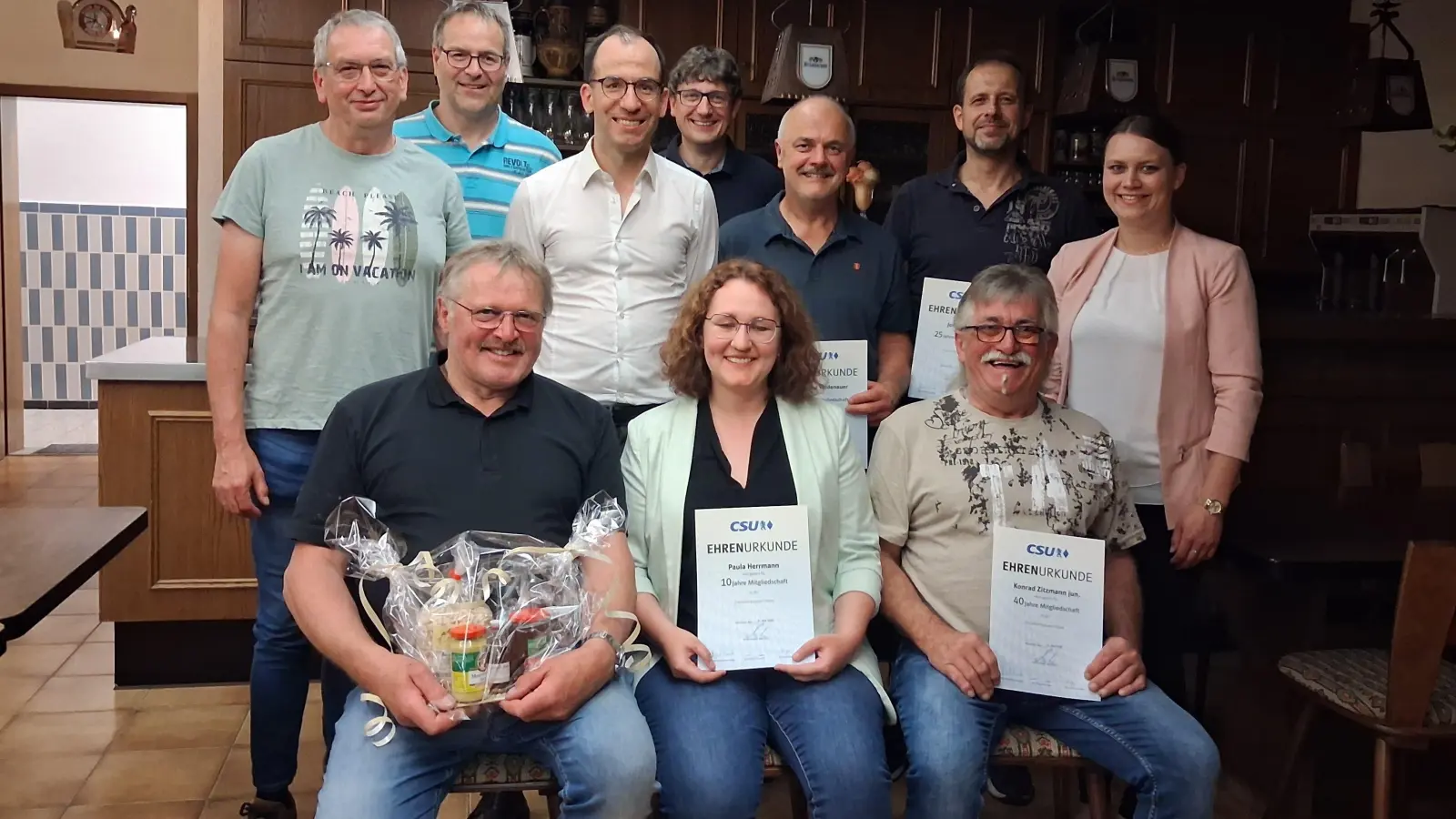Auf dem Foto hintere Reihe von links nach rechts: stellv. Vorsitzender Peter Kick, 2. Bürgermeister Josef Maier, Ortsvorsitzender Florian Meißner, 1. Bürgermeister Uli Münchmeier, Siegfried Wildenauer, Josef Braun, Stadträtin Franziska Braun.<br>Vordere Reihe von links nach rechts: Hans Bayerl, Paula Herrmann, Konrad Zitzmann. (Bild: Florian Meißner)
