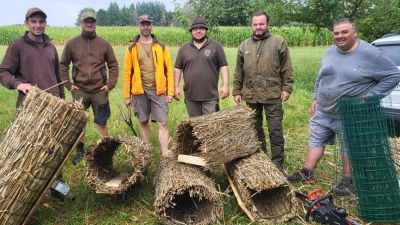 Die Niströhren aus Schilf und Drahtgitter wurden in großer Zahl gefertigt. Sie bieten durch ihre offene Bauweise auch eine Fluchtmöglichkeit für die Enten. (Bild: Florian Forster)