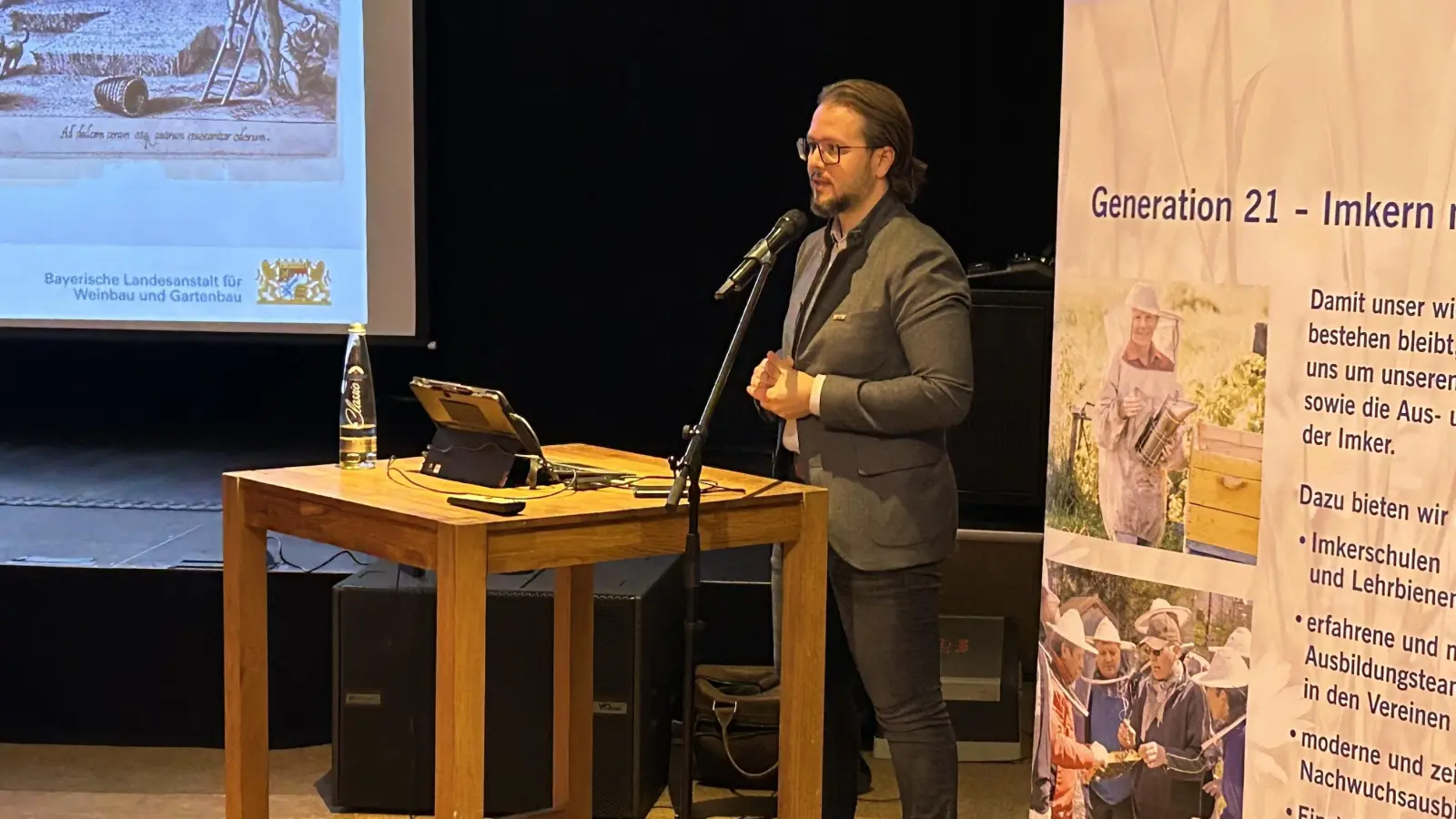 Bienen-Fachberater Stefan Fleischmann informierte beim Kreis-Imkertag im Capitol über rechtliche Fragen der Bienenhaltung und Honigerzeugung. (Bild: Andreas Royer)