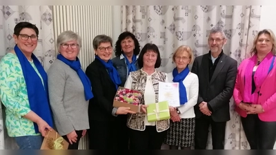 Frauenbund-Vorstandsteam mit 2. Diözesanvorsitzender Kerstin Aufschneider, Pfarrer Helmut Brügel und Ehrenmitglied Rosalinde Meier. (Bild: Anita Hartmann)
