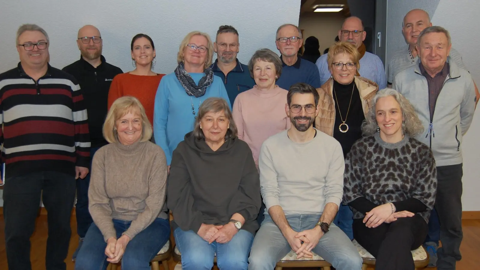 Die Siedlergemeinschaft Irchenrieth blickte bei der Jahreshauptversammlung auf ein erfolgreiches Vereinsjahr zurück, im Mittelpunkt standen Neuwahlen und Ehrungen. Unsere Aufnahme zeigt sitzend die neu gewählte Vorstandschaft mit v.l. Maria Woppmann, Roswitha Stahl, Sebastian König und Andrea Hemmer, dahinter stehend Beisitzer und Funktionsträger.  (Bild: Albert Gruber)