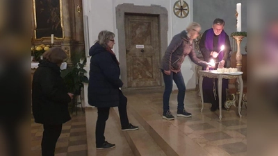  Guardian Pater Stanislaus entzündet an der Osterkerze Lichter für die Verstorbenen.  (Bild: mas)