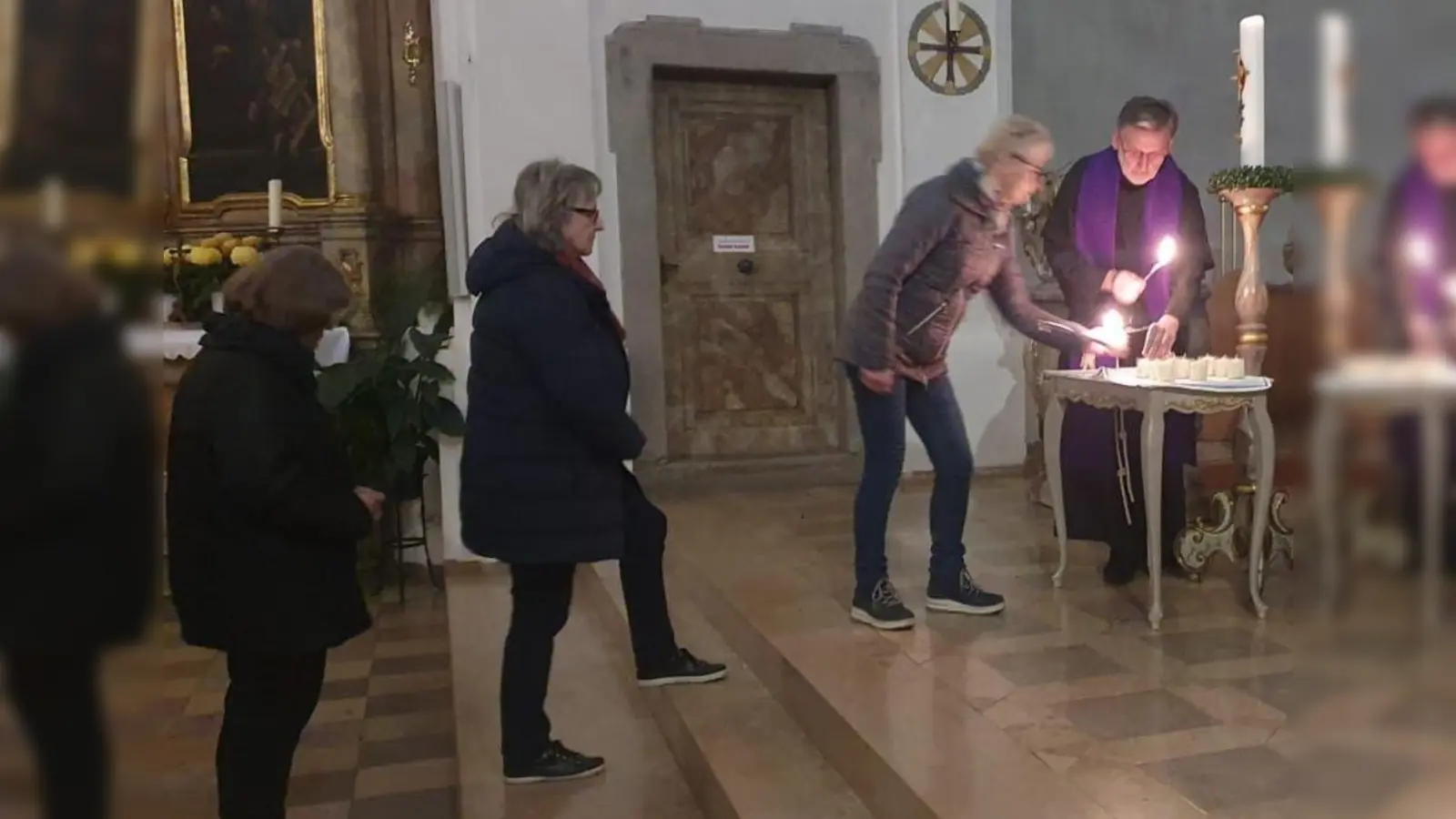  Guardian Pater Stanislaus entzündet an der Osterkerze Lichter für die Verstorbenen.  (Bild: mas)