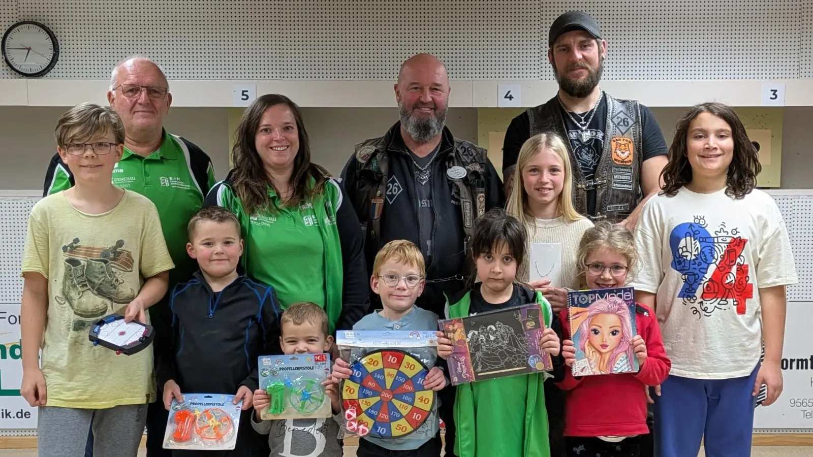 hinten links Schützenmeister Kraus Stefan mit einem teil der Gewinner. (Bild: Sabrina Hößl)