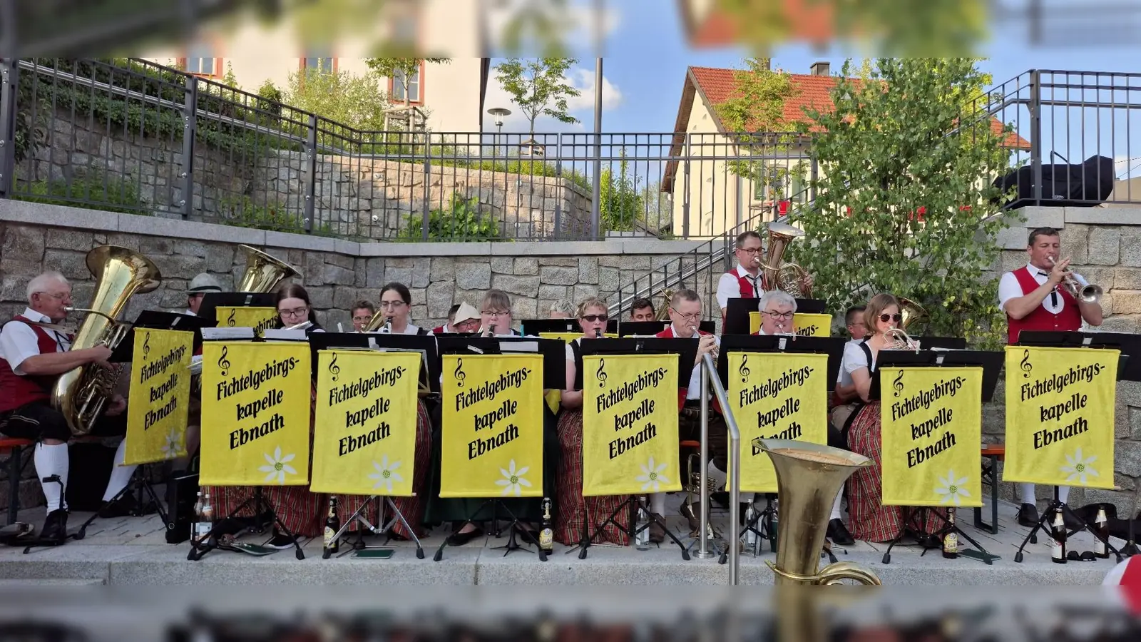 Die Fichtelgebirgskapelle Ebnath mit ihrem Leiter Johannes Prechtl (re.) (Bild: Josef Söllner)